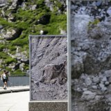 Les oeuvres de l’artiste française Camille Llobet sont à découvrir sur la partie sommitale du barrage de Mauvoisin. KEYSTONE/JEAN-CHRISTOPHE BOTT